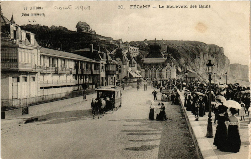 Carte postale ancienne Fecamp Le Boulevard des Bains à Fécamp