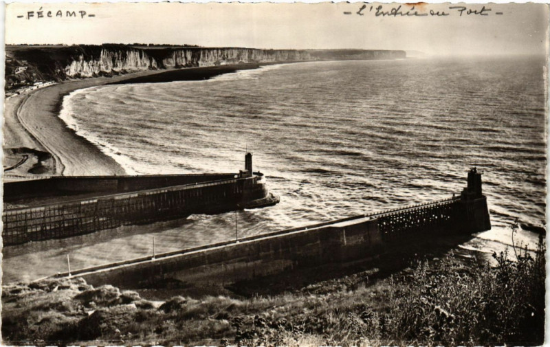 Carte postale ancienne Fecamp Entrée du Port et les Falaises à Fécamp