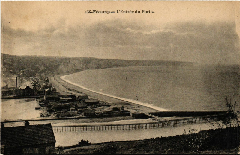 Carte postale ancienne Fecamp Entrée du Port à Fécamp