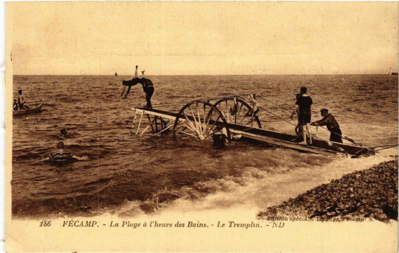 Carte postale ancienne Fecamp La Plage a l'heure des Bains à Fécamp