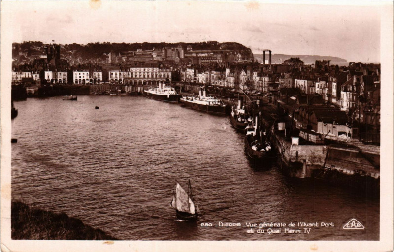 Carte postale ancienne Dieppe Vue générale de l'Avant Port-Quai Henri Iv à Dieppe