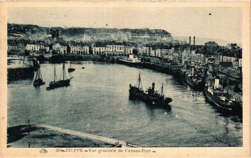 Carte postale ancienne Dieppe Vue générale de l'Avant Port à Dieppe