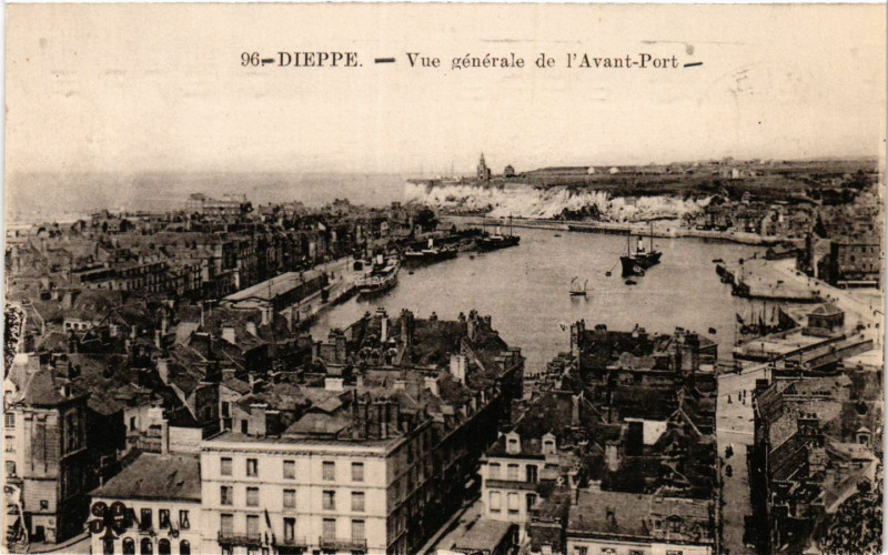 Carte postale ancienne Dieppe Vue générale de l'Avant Port à Dieppe