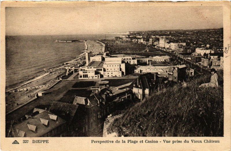 Carte postale ancienne Dieppe Perspective de la Plage et Casino à Dieppe