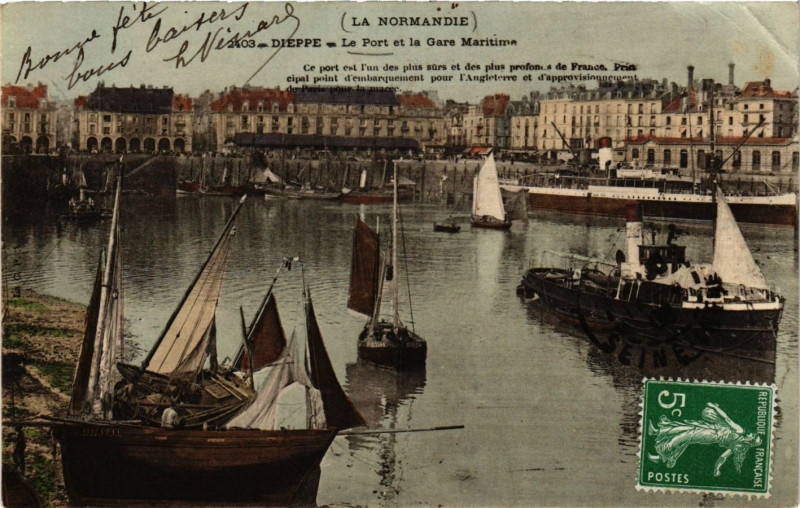 Carte postale ancienne Dieppe Le Port et la Gare Maritime à Dieppe
