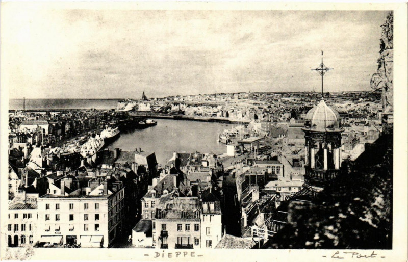 Carte postale ancienne Dieppe Le Port à Dieppe