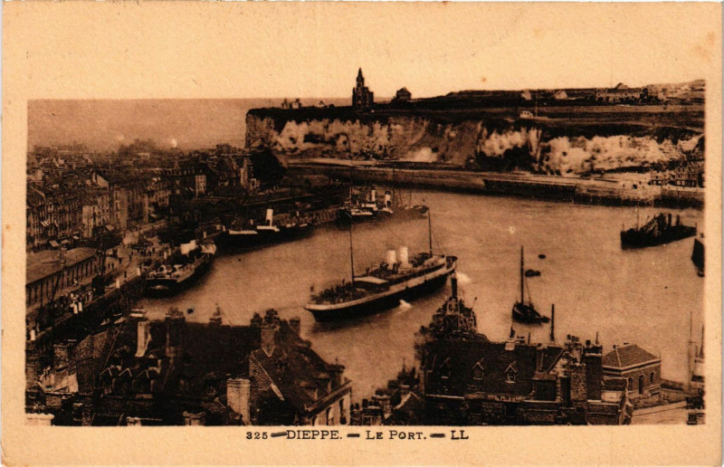 Carte postale ancienne Dieppe Le Port à Dieppe