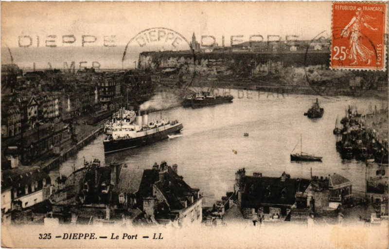 Carte postale ancienne Dieppe Le Port à Dieppe