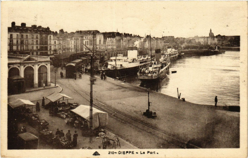Carte postale ancienne Dieppe Le Port à Dieppe