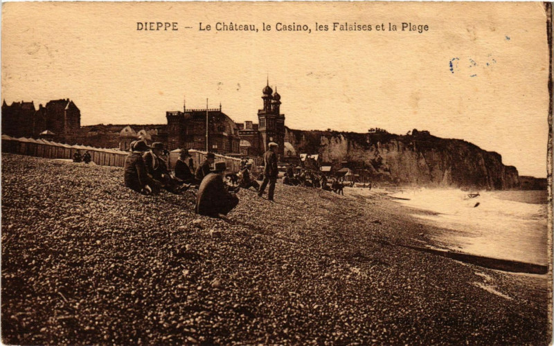 Carte postale ancienne Dieppe Le Chateau le Casino les Falaises et la Plage à Dieppe