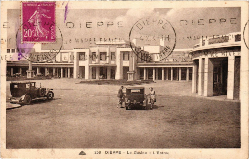 Carte postale ancienne Dieppe Le Casino-L'Entrée à Dieppe
