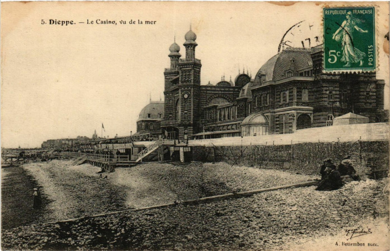 Carte postale ancienne Dieppe Le Casino vu de la mer à Dieppe
