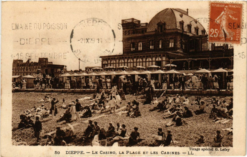 Carte postale ancienne Dieppe Le Casino La Plage et les Cabines à Dieppe