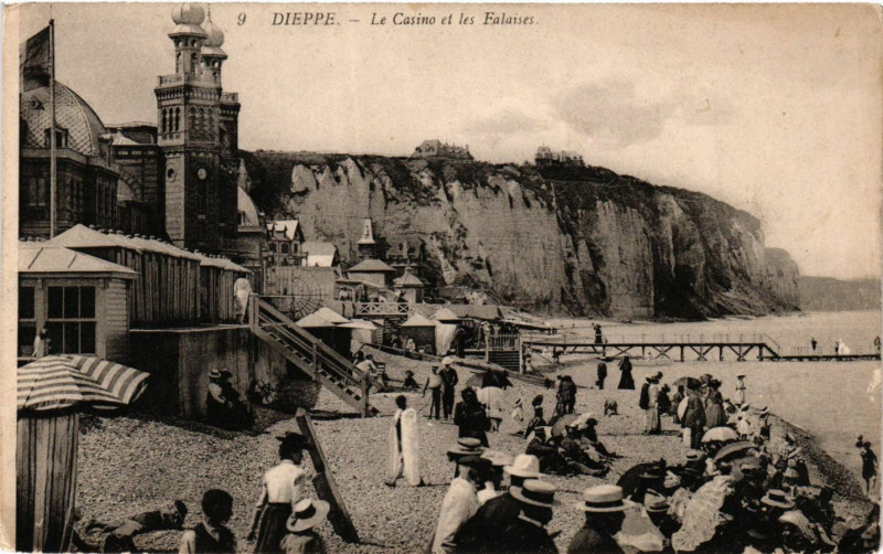 Carte postale ancienne Dieppe Le Casino et les Falaises à Dieppe