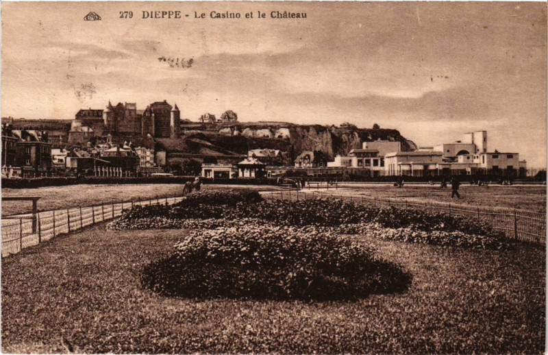 Carte postale ancienne Dieppe Le Casino et le Chateau à Dieppe