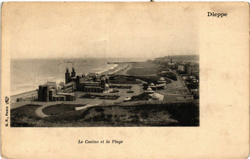 Carte postale ancienne Dieppe Le Casino et la plage à Dieppe