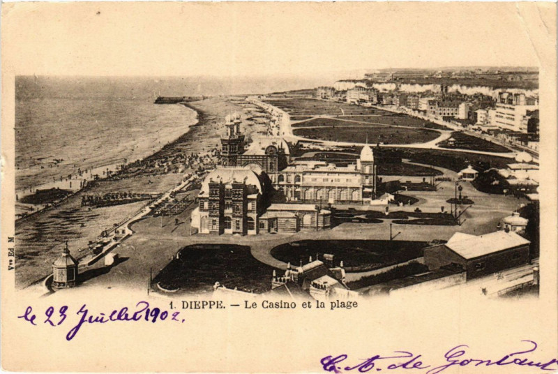Carte postale ancienne Dieppe Le Casino et la plage à Dieppe