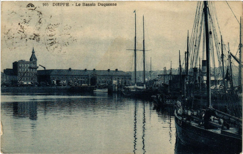Carte postale ancienne Dieppe Le Bassin Duquesne à Dieppe