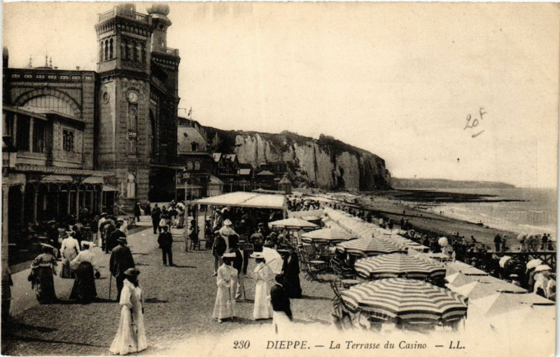 Carte postale ancienne Dieppe La Terrasse du Casino à Dieppe
