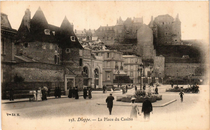 Carte postale ancienne Dieppe La Place du Casino à Dieppe