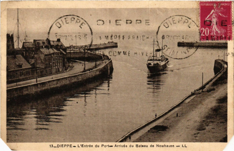 Carte postale ancienne Dieppe L'Entrée du Port-Arrivée du Bateau de Newhaven à Dieppe