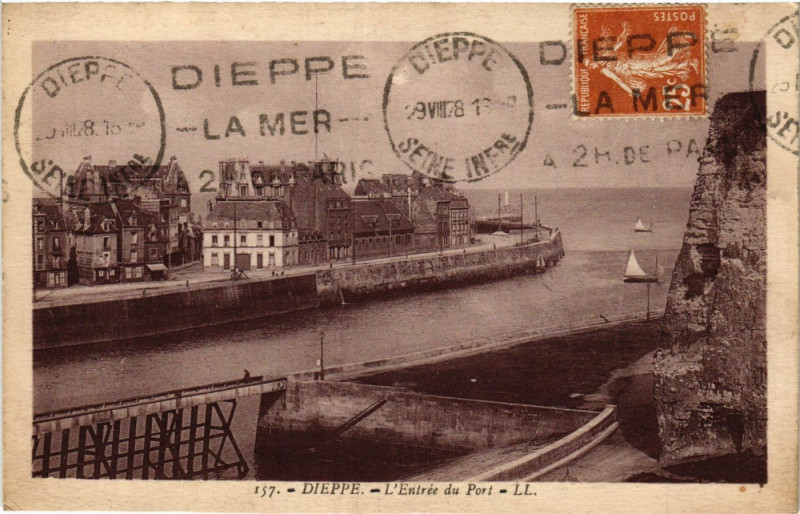 Carte postale ancienne Dieppe L'Entrée du Port à Dieppe