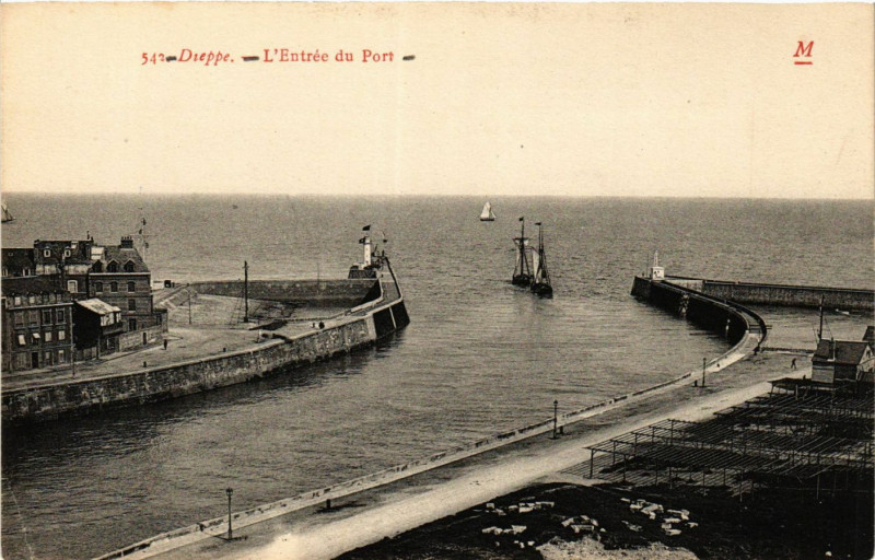 Carte postale ancienne Dieppe L'Entrée du Port à Dieppe