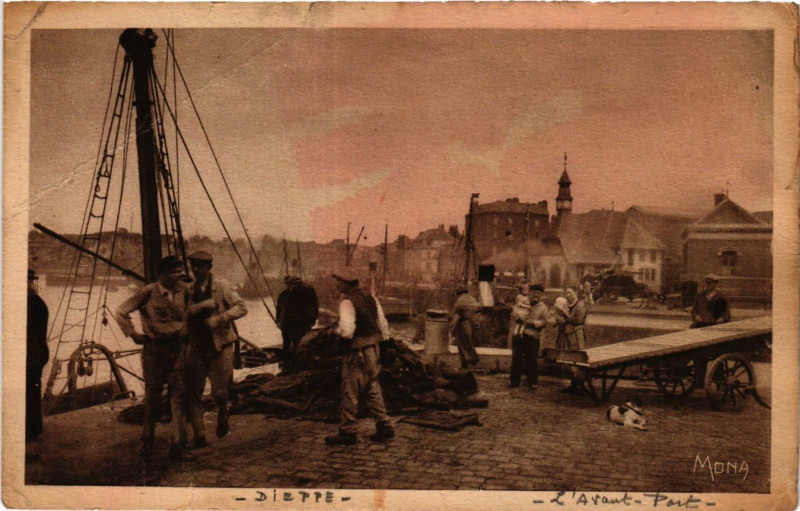 Carte postale ancienne Dieppe L'Avant Port à Dieppe