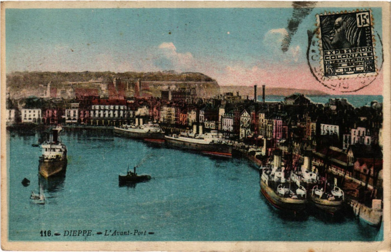 Carte postale ancienne Dieppe L'Avant Port à Dieppe