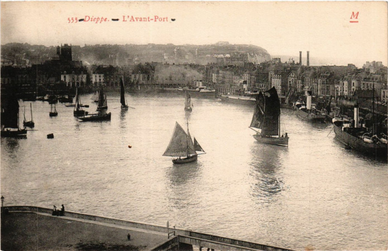 Carte postale ancienne Dieppe L'Avant Port à Dieppe