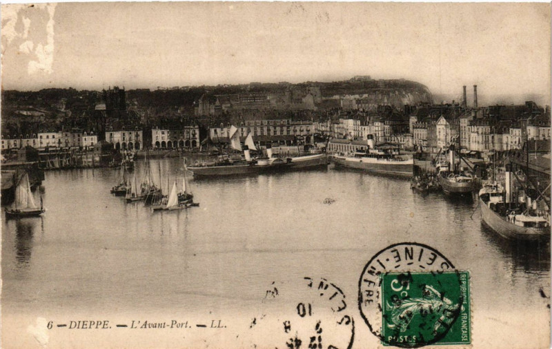 Carte postale ancienne Dieppe L'Avant Port à Dieppe