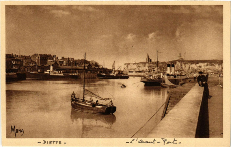 Carte postale ancienne Dieppe L'Avant Port à Dieppe