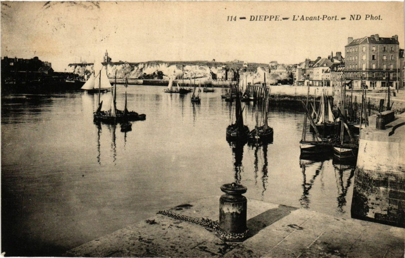 Carte postale ancienne Dieppe L'Avant Port à Dieppe