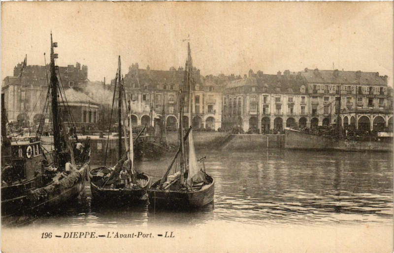 Carte postale ancienne Dieppe L'Avant Port à Dieppe