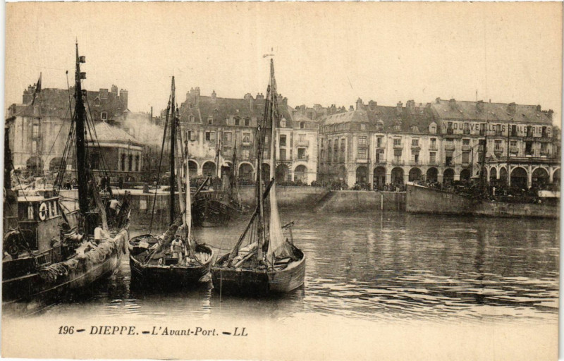 Carte postale ancienne Dieppe L'Avant Port à Dieppe