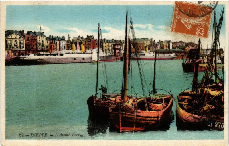 Carte postale ancienne Dieppe L'Avant Port à Dieppe