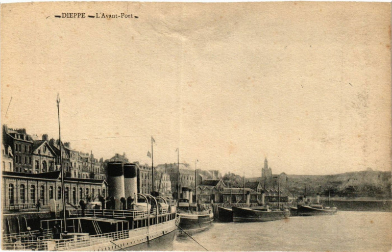 Carte postale ancienne Dieppe L'Avant Port à Dieppe