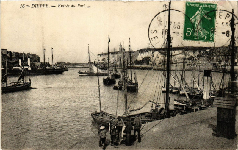 Carte postale ancienne Dieppe Entrée du Port à Dieppe