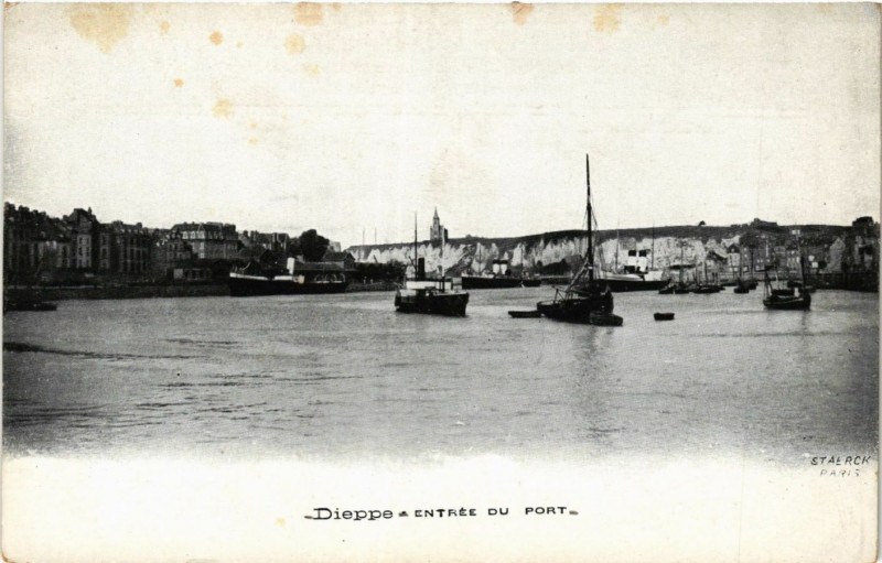 Carte postale ancienne Dieppe Entrée du Port à Dieppe