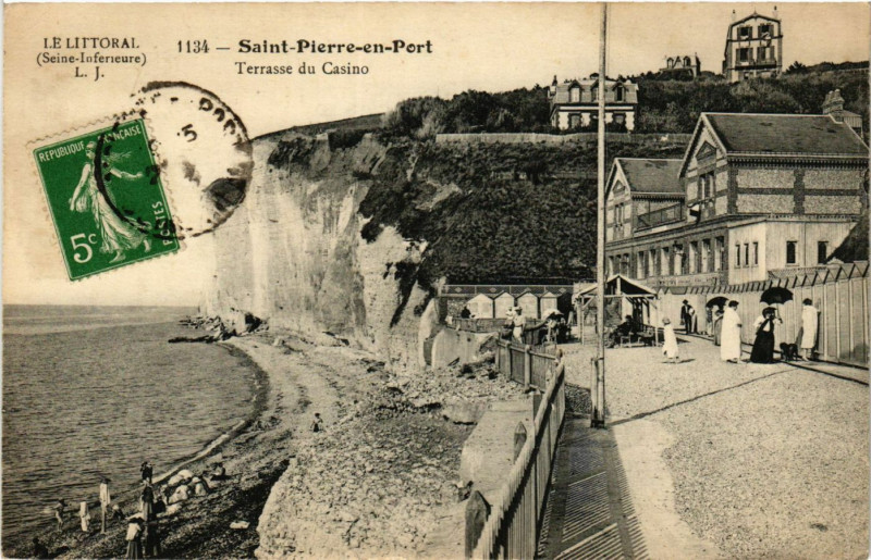Carte postale ancienne Saint-Pierre-en-Port Terrasse du Casino à Saint-Pierre-en-Port