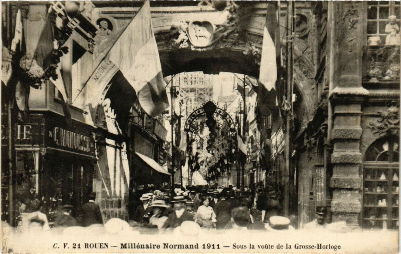 Carte postale ancienne Rouen Sous la voute de la Grosse Horloge à Rouen