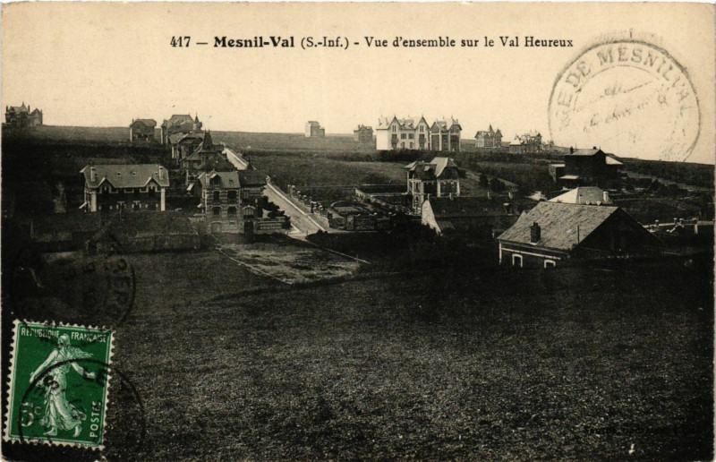 Carte postale ancienne Mesnil-Val Vue d'ensemble sur le Val Heureux à Eu