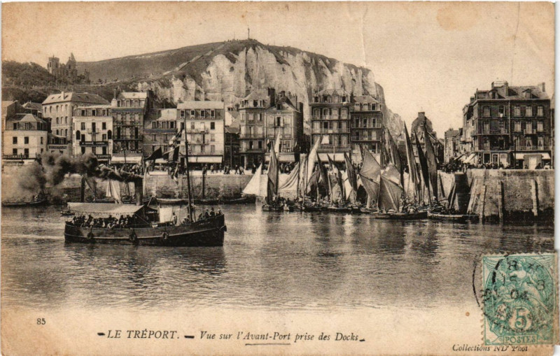 Carte postale ancienne Le Treport Vue sur l'Avant prise des Docks