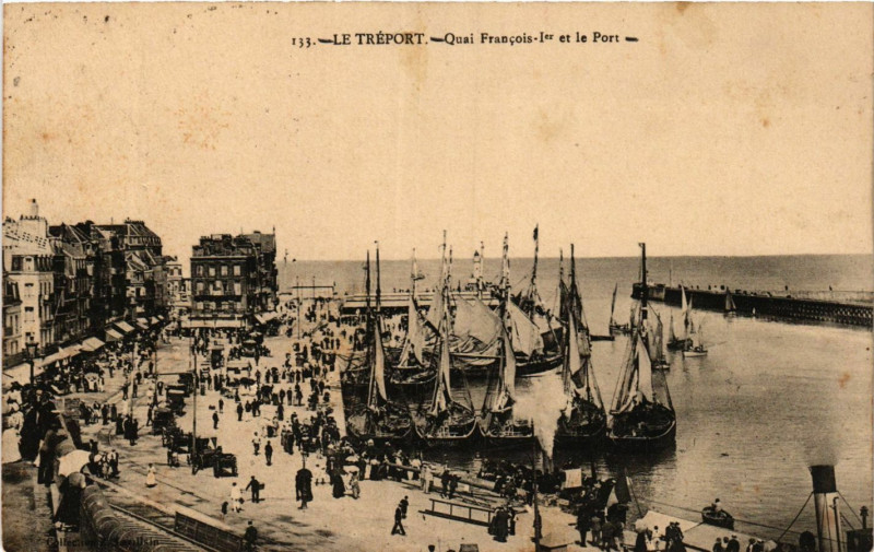 Carte postale ancienne Le Treport Quai Francois Ier et le Port