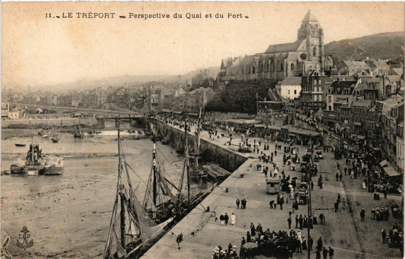 Carte postale ancienne Le Treport Perspective du Quai et du Port