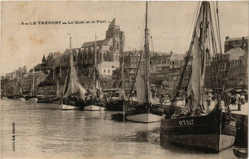 Carte postale ancienne Le Treport Le Quai et le Port