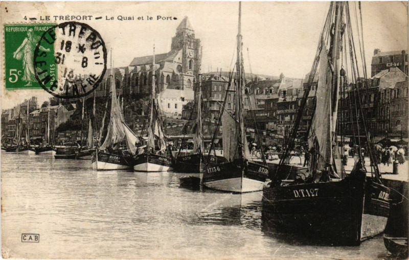 Carte postale ancienne Le Treport Le Quai et le Port