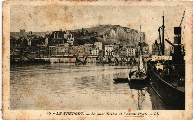 Carte postale ancienne Le Treport Le quai Bellot et l'Avant Port