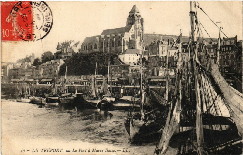 Carte postale ancienne Le Treport Le Port a marée basse