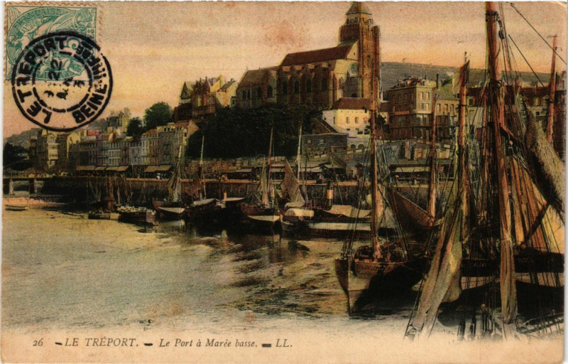 Carte postale ancienne Le Treport Le Port a marée basse